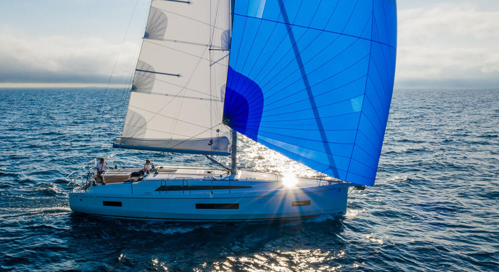 Sailing yacht 