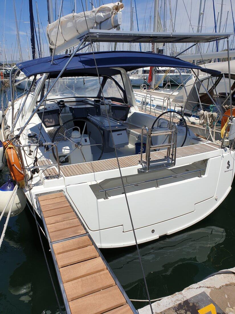 Sailing yacht 