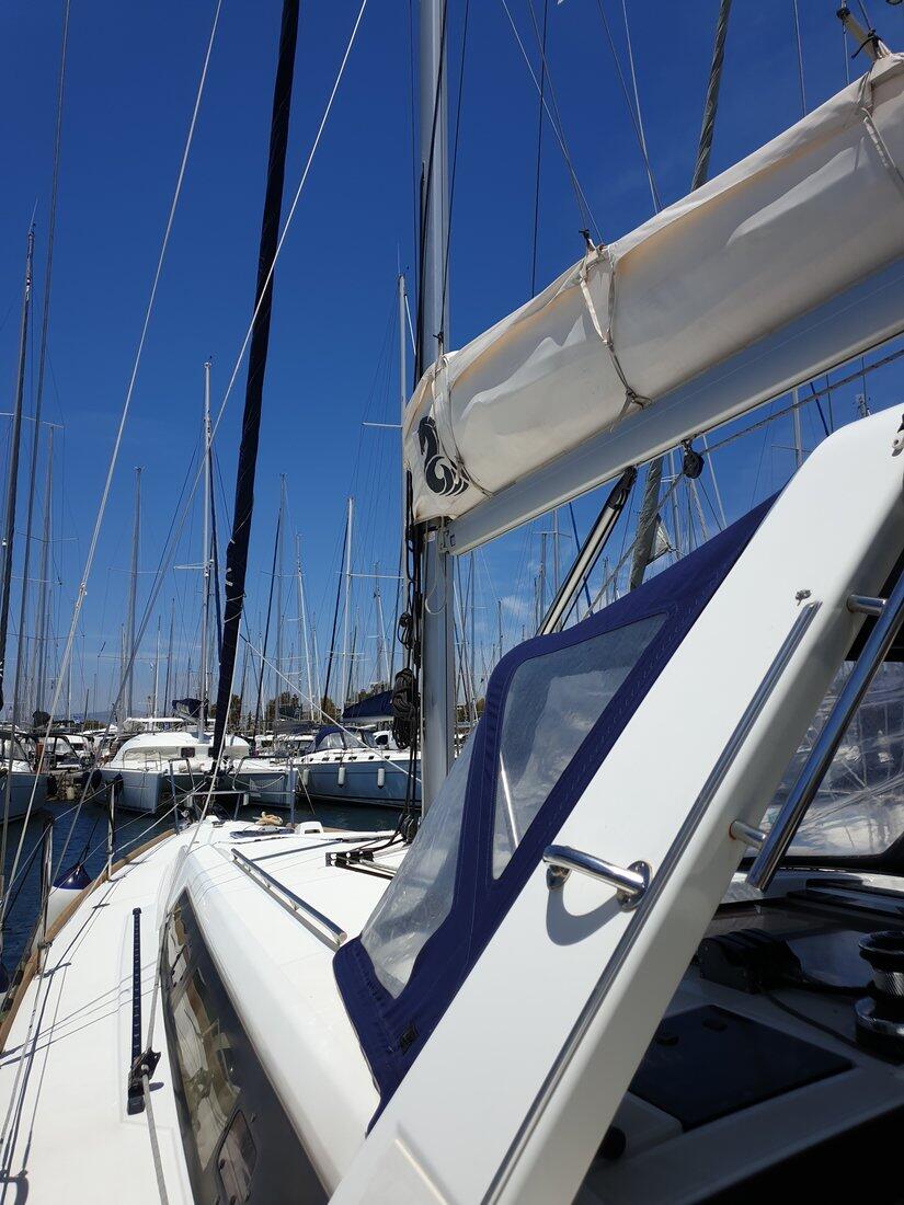 Sailing yacht 