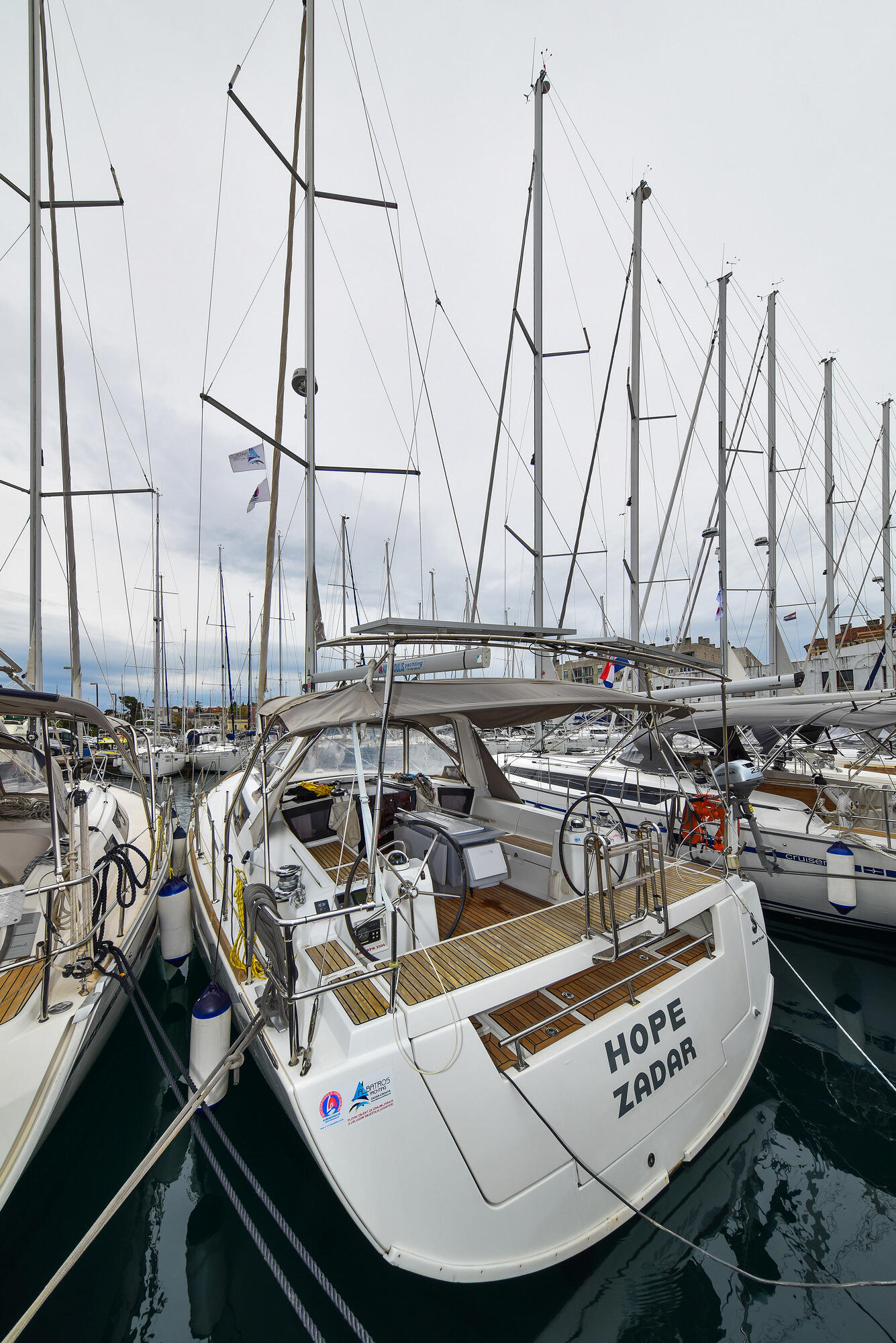 Sailing yacht 