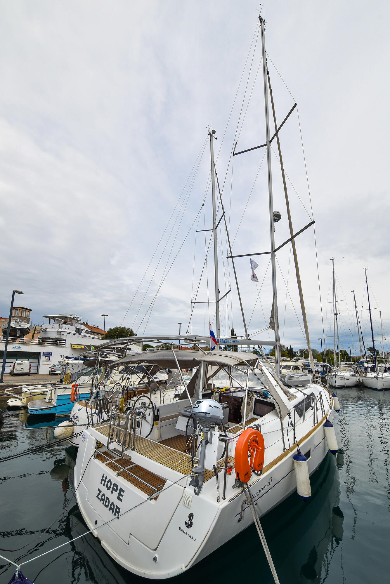 Sailing yacht 