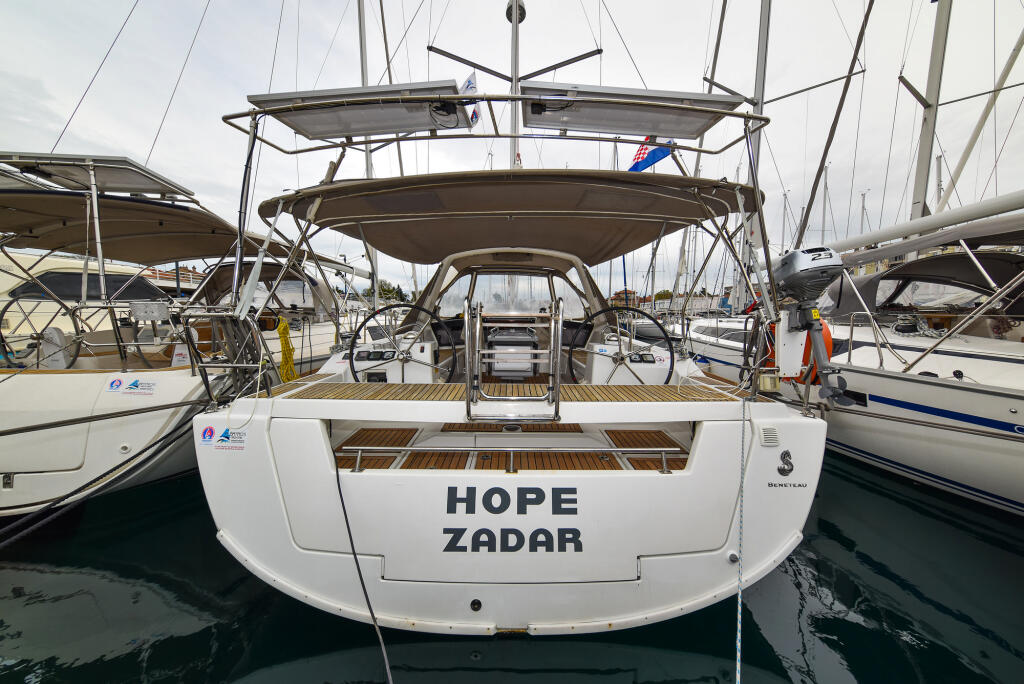 Sailing yacht 