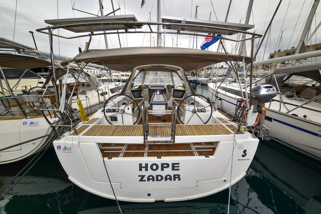 Sailing yacht 
