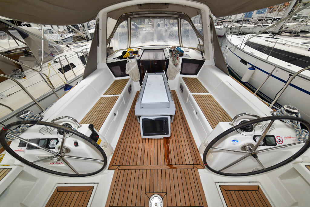 Sailing yacht 