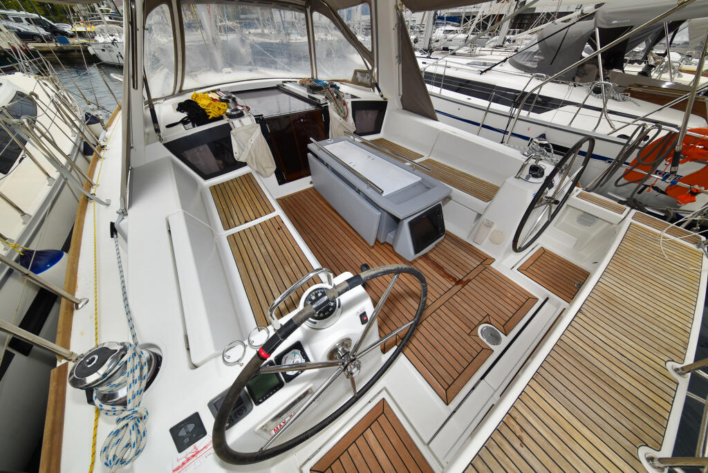 Sailing yacht 