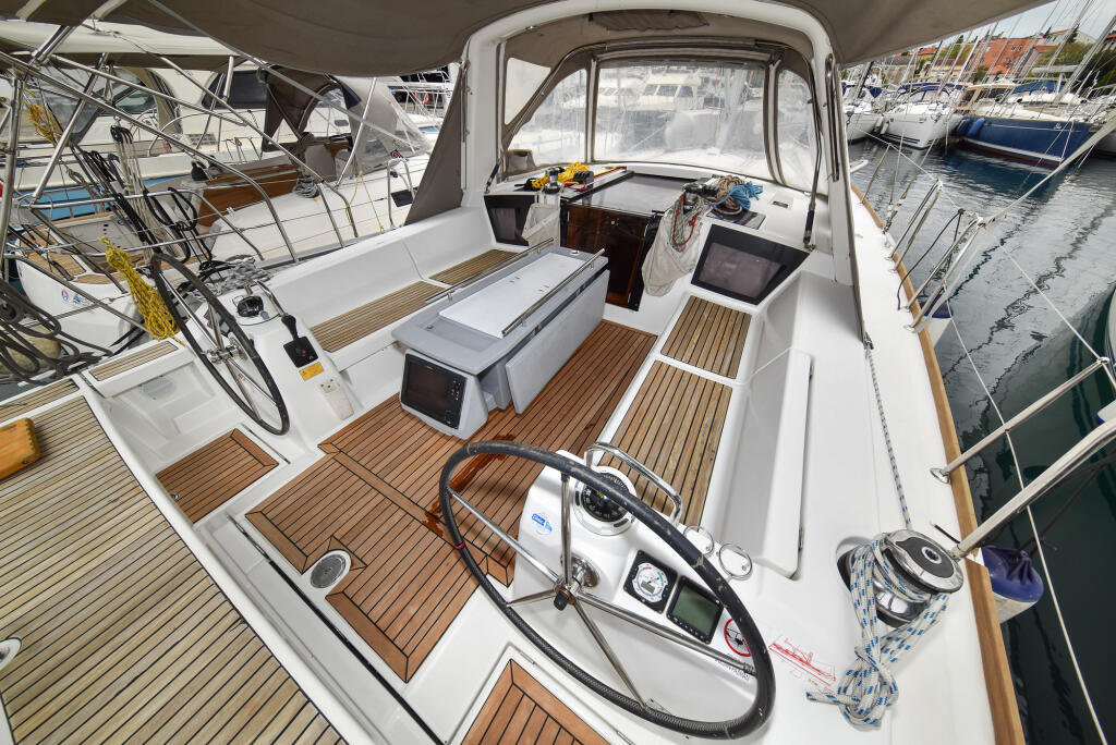 Sailing yacht 