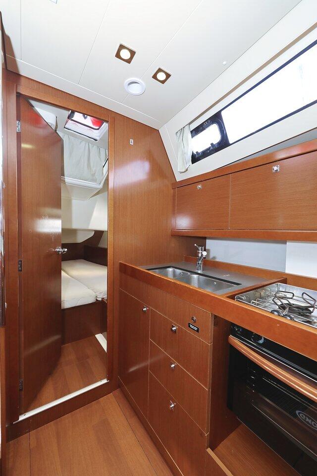 Sailing yacht 
