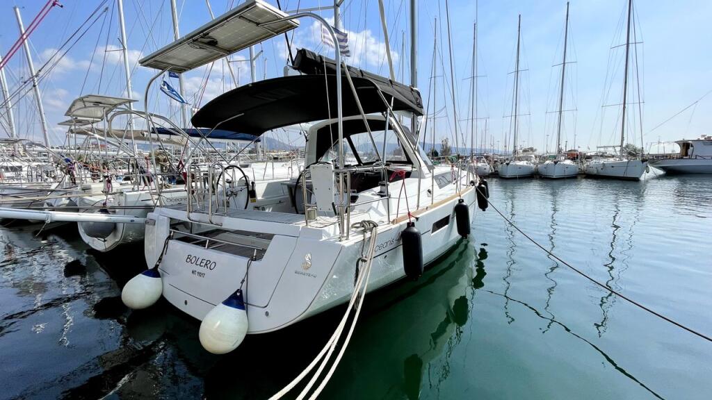 Sailing yacht 