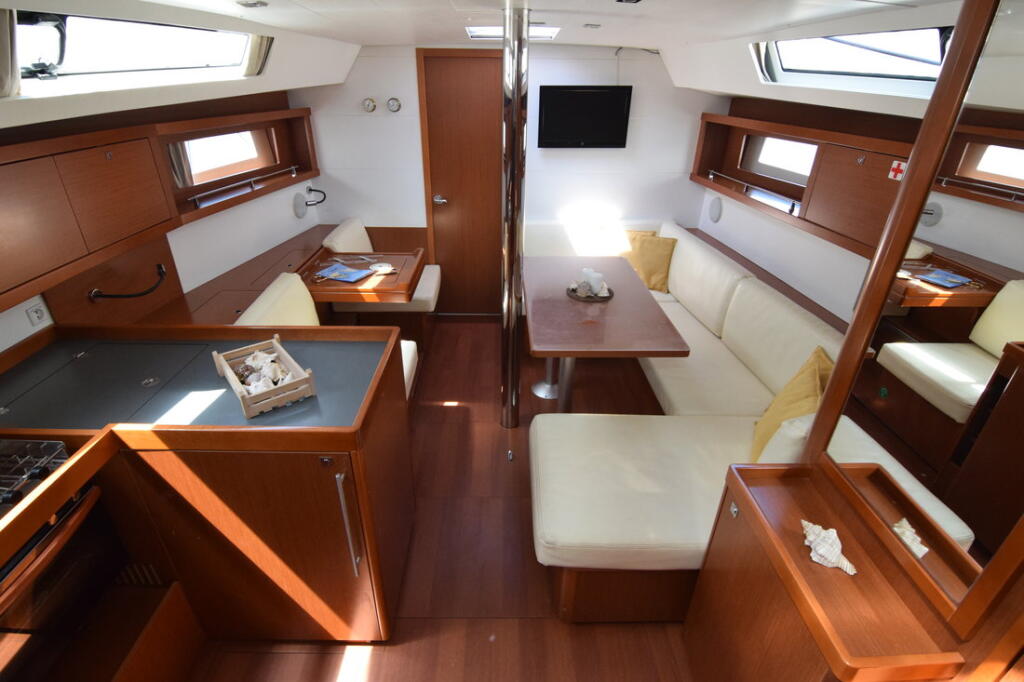 Sailing yacht 