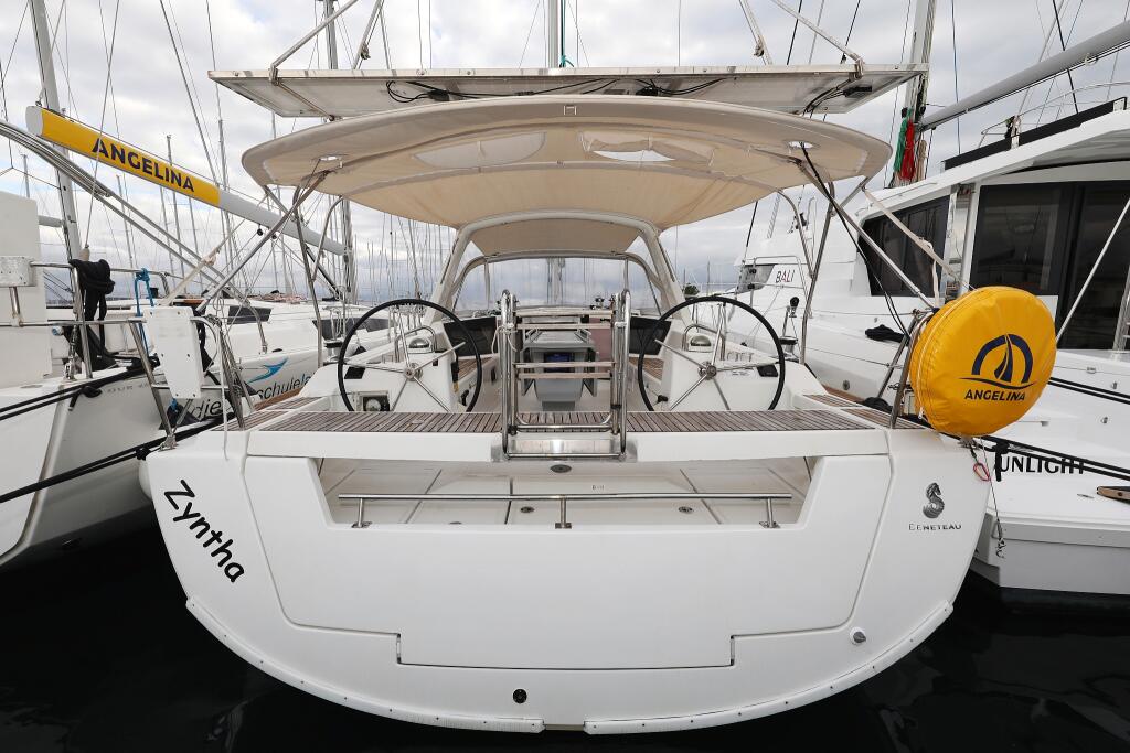 Sailing yacht 