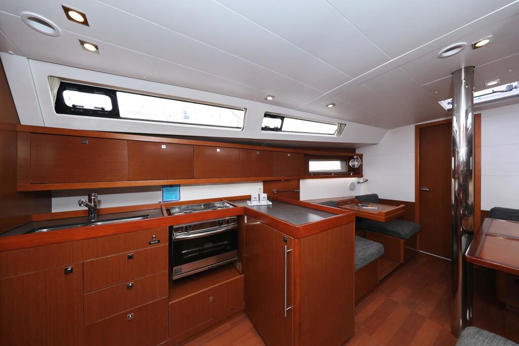 Sailing yacht 