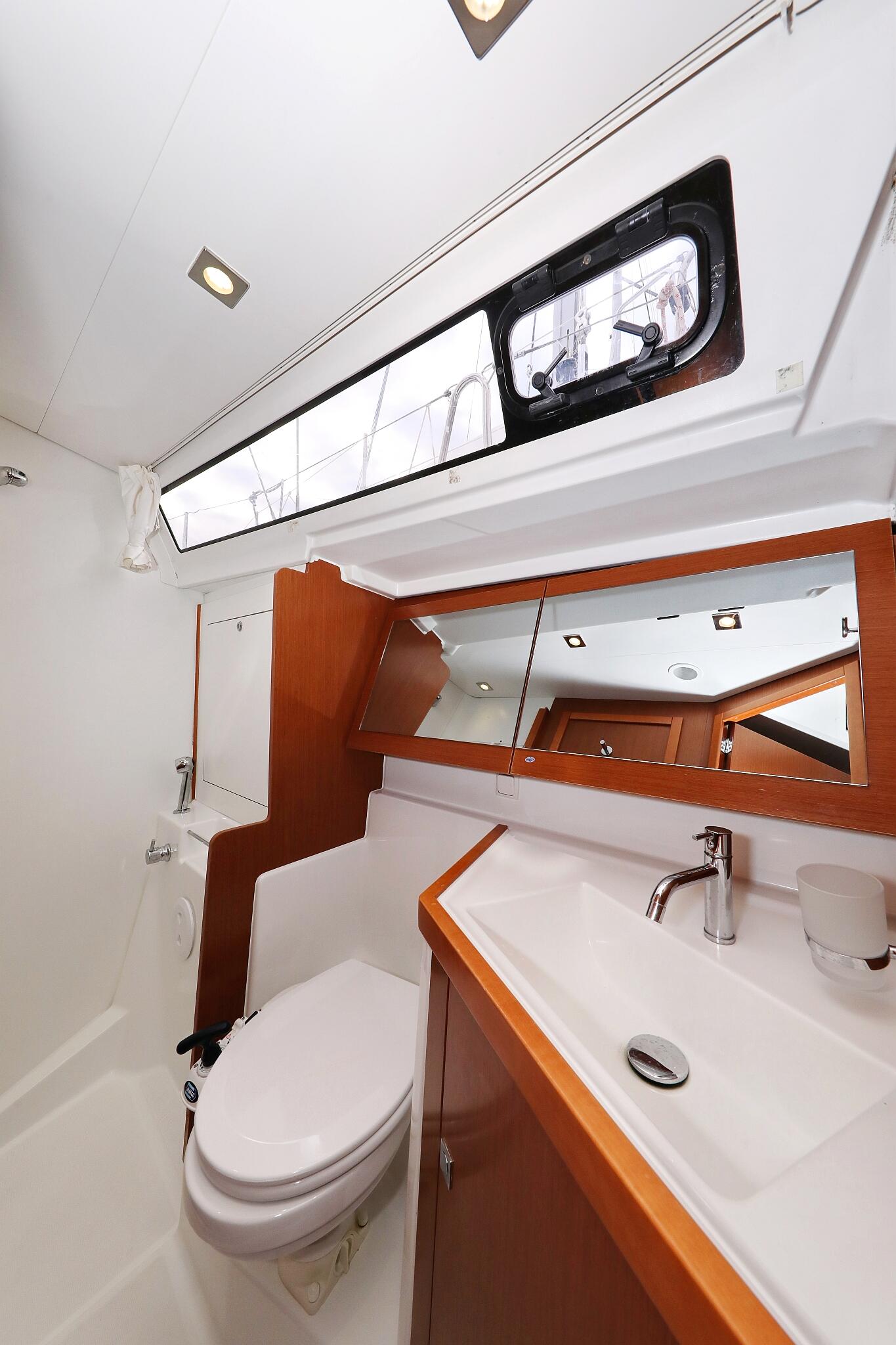 Sailing yacht 