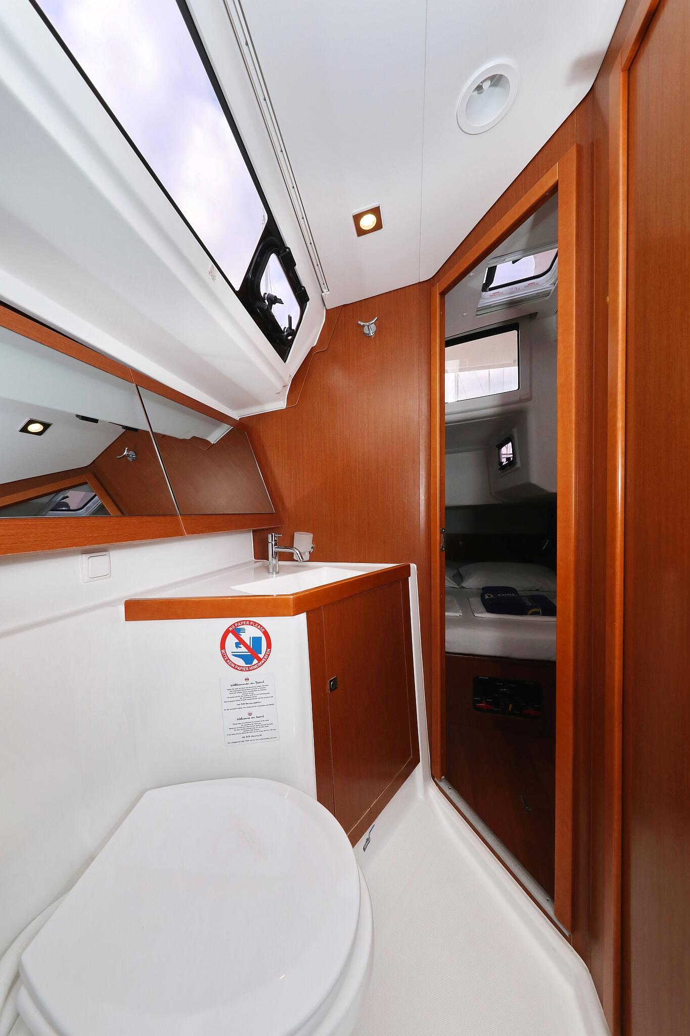 Sailing yacht 