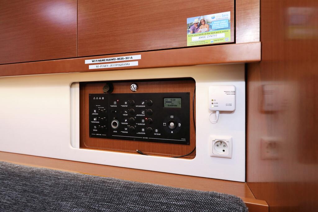 Sailing yacht 