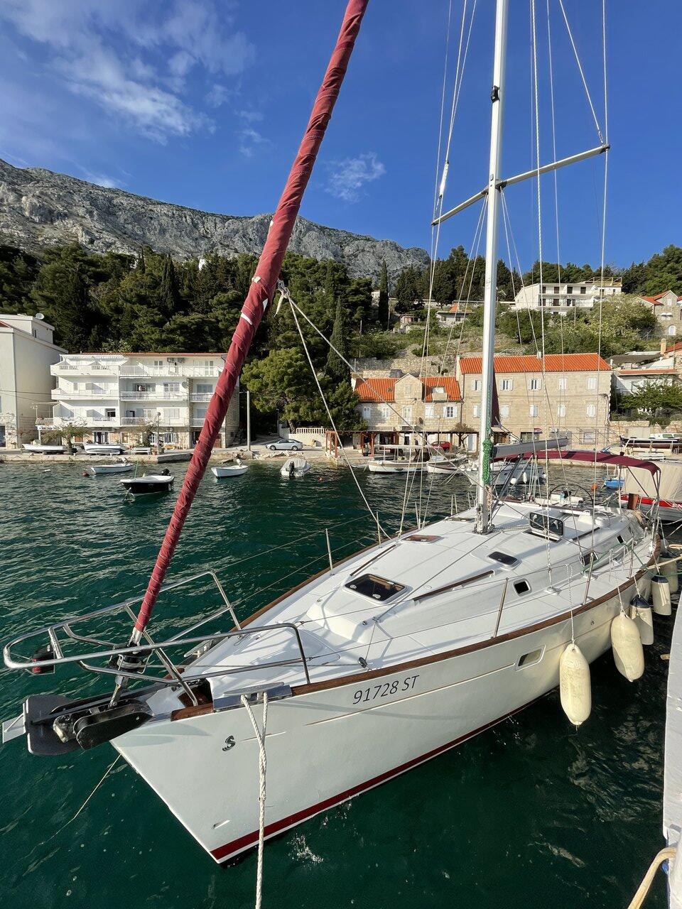 Sailing yacht 