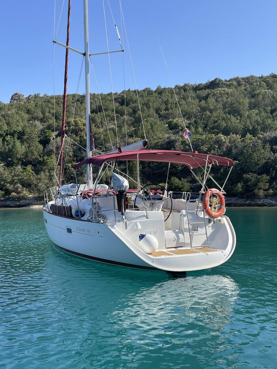 Sailing yacht 