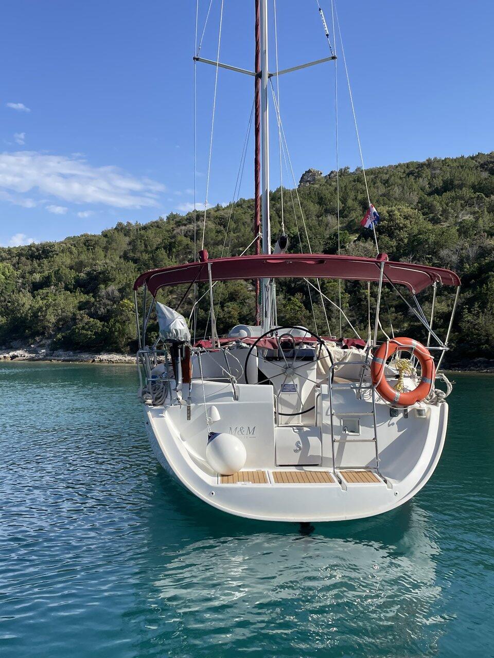Sailing yacht 