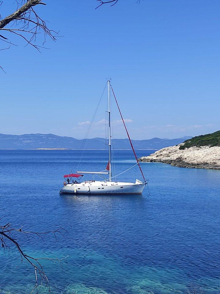Sailing yacht 