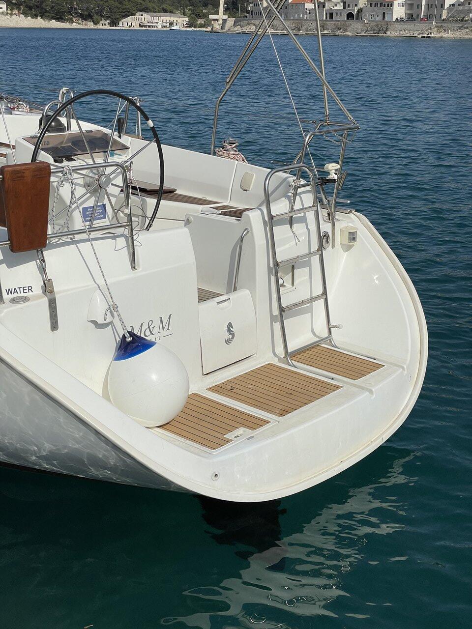 Sailing yacht 