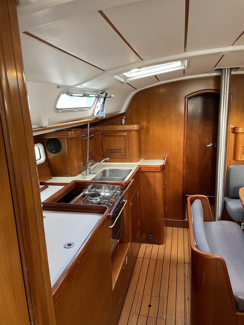 Sailing yacht 
