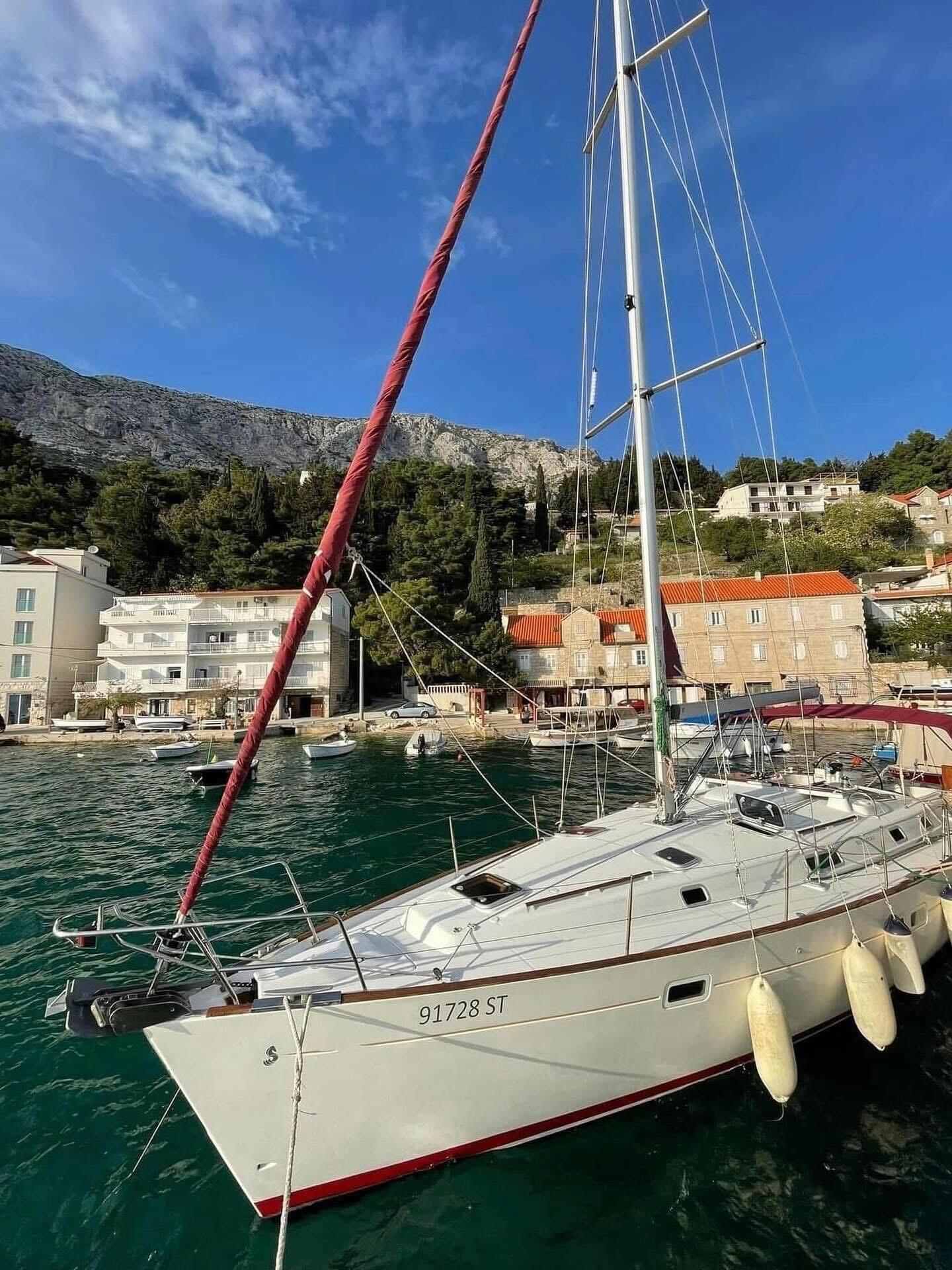 Sailing yacht 