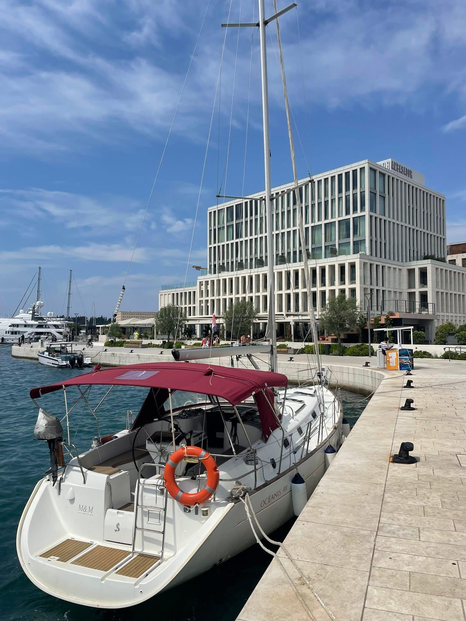 Sailing yacht 