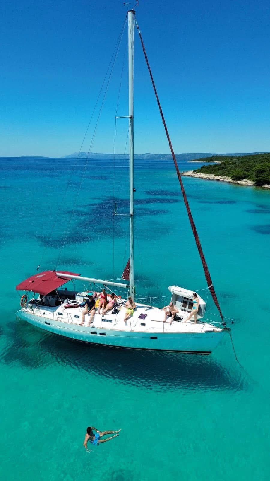Sailing yacht 