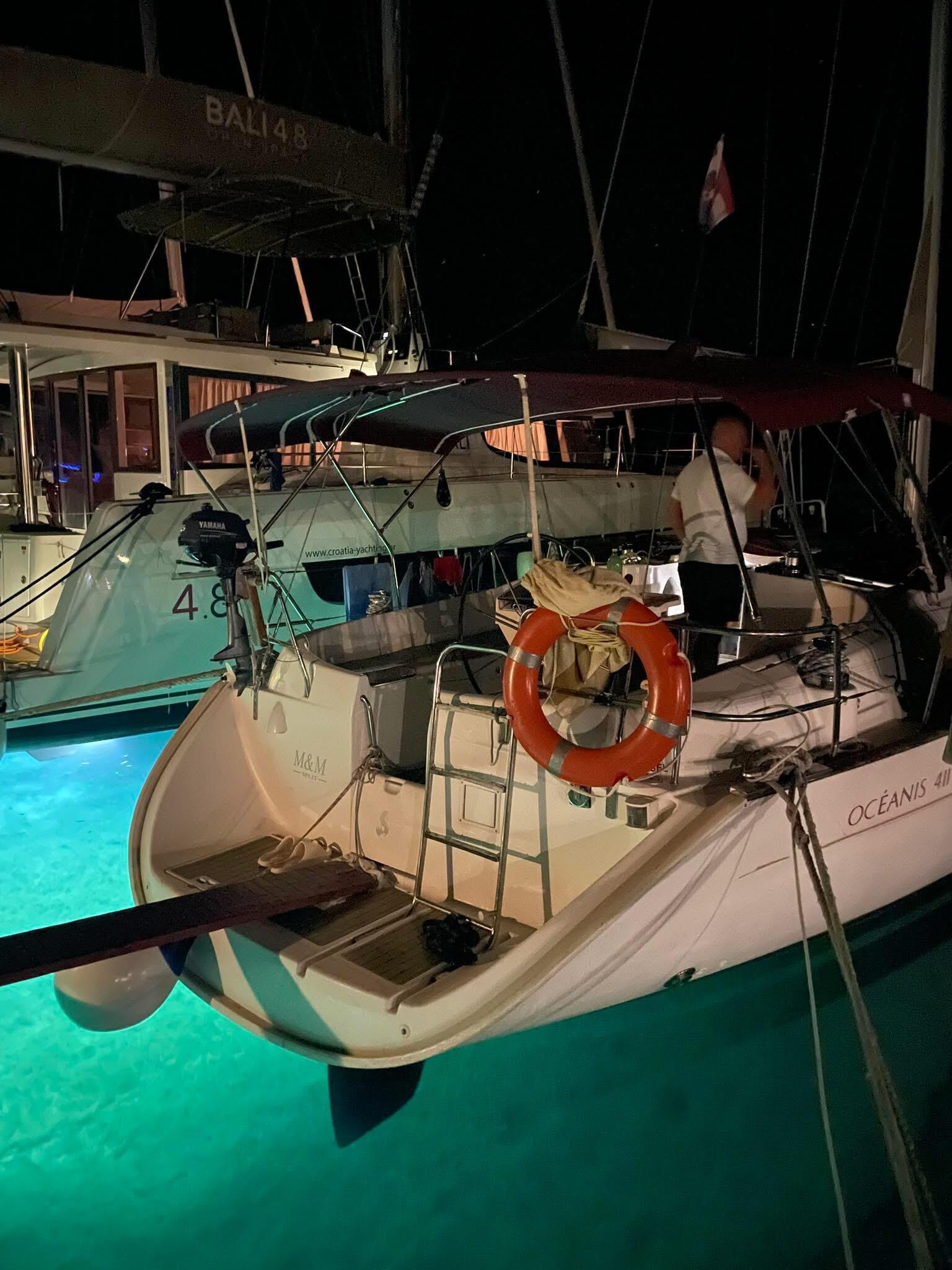 Sailing yacht 