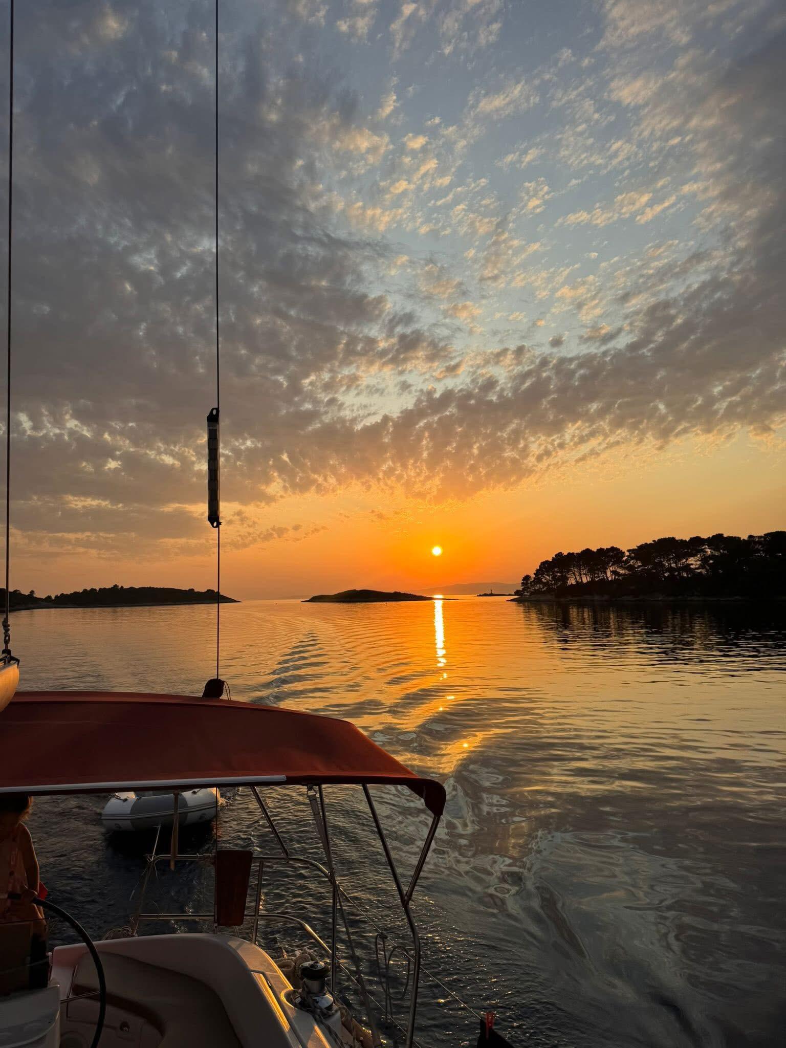 Sailing yacht 
