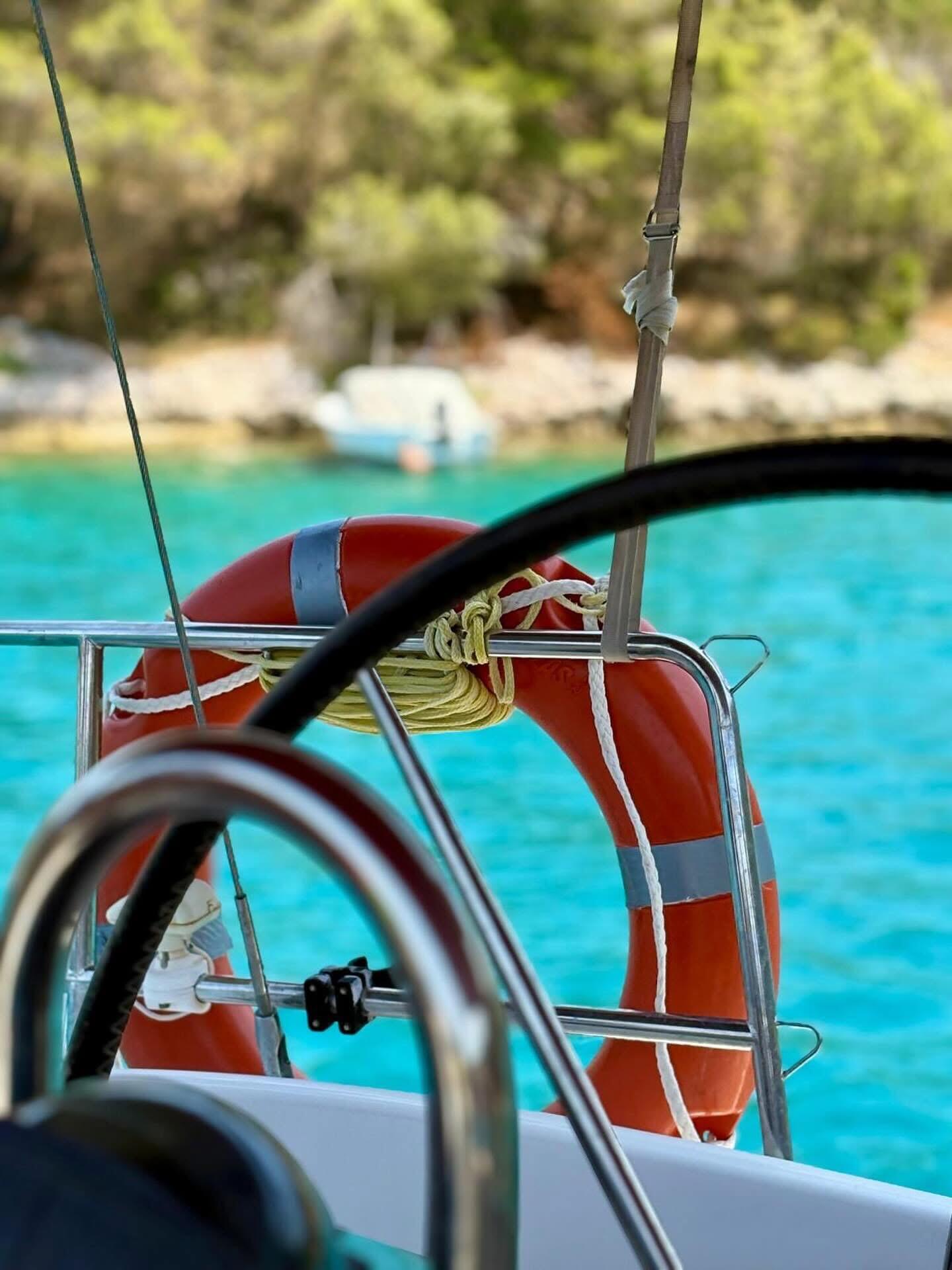 Sailing yacht 
