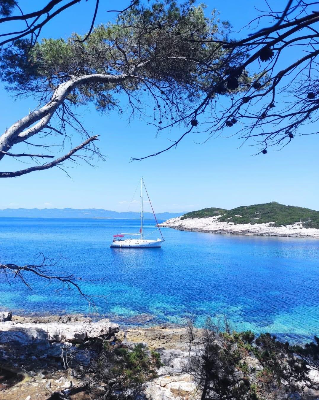 Sailing yacht 
