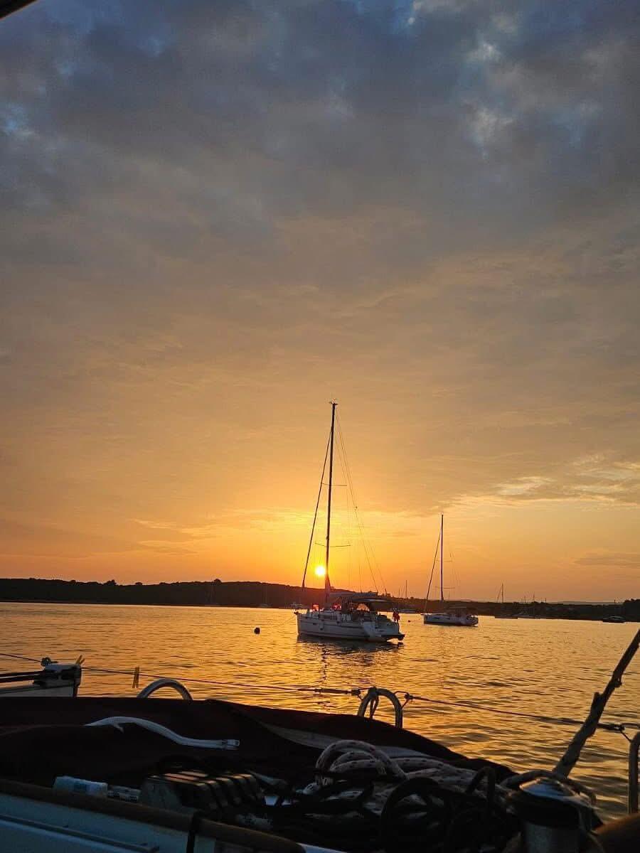 Sailing yacht 