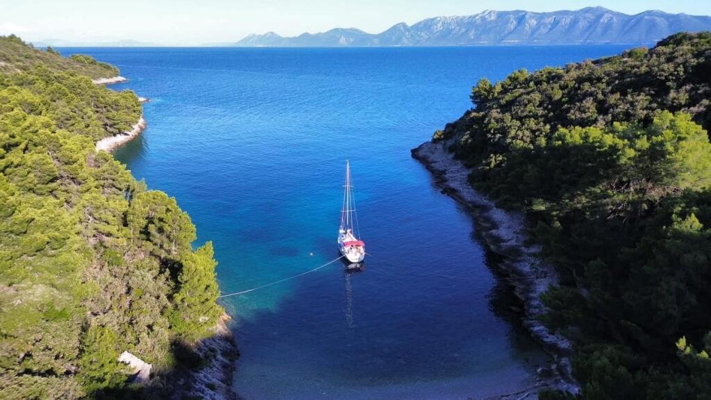Sailing yacht 