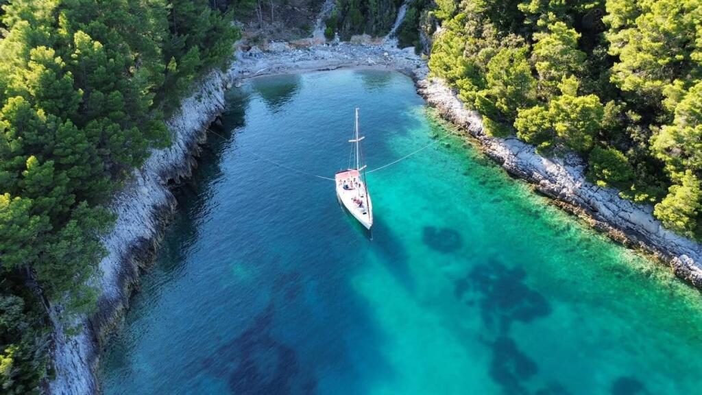 Sailing yacht 