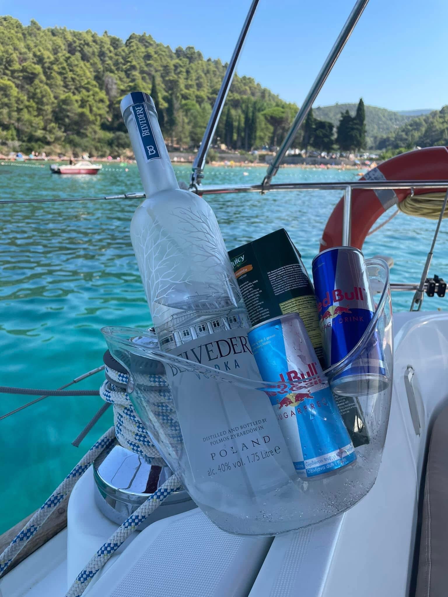 Sailing yacht 