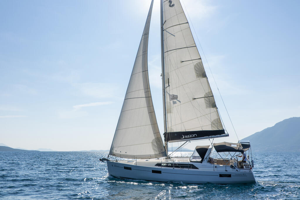 Sailing yacht 