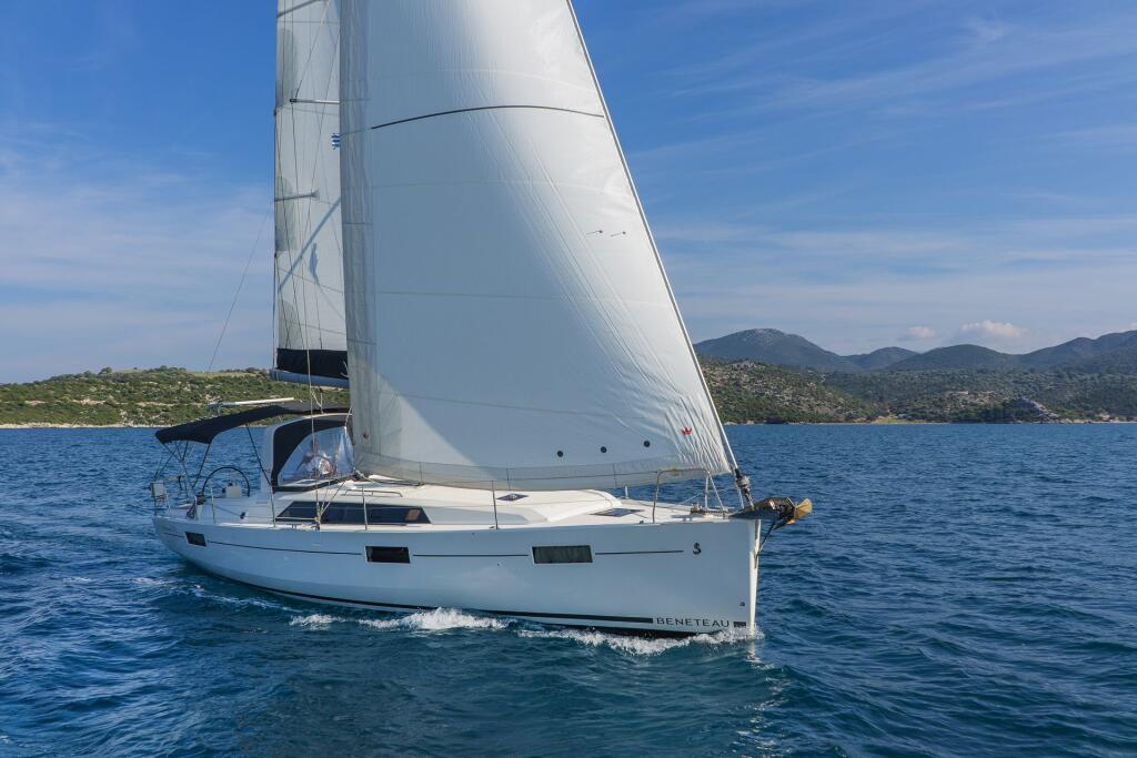 Sailing yacht 