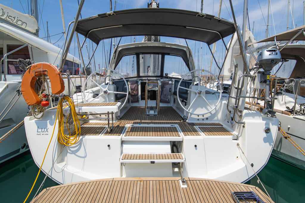 Sailing yacht 