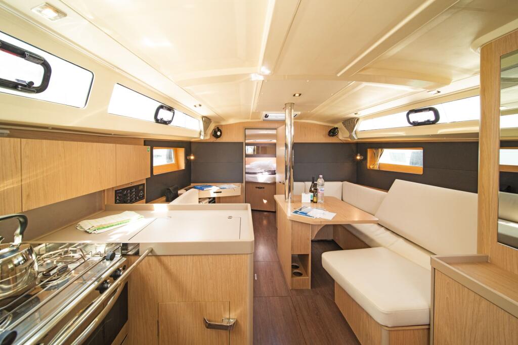 Sailing yacht 