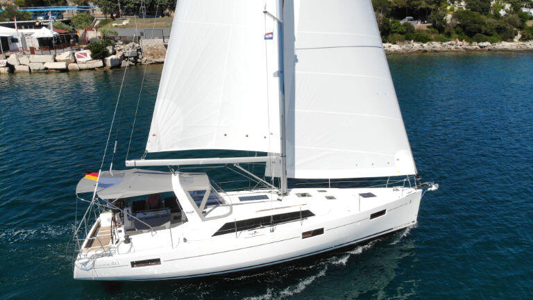 Sailing yacht 