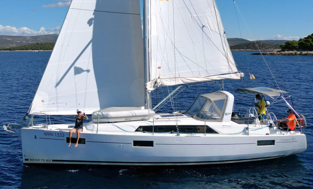 Sailing yacht 