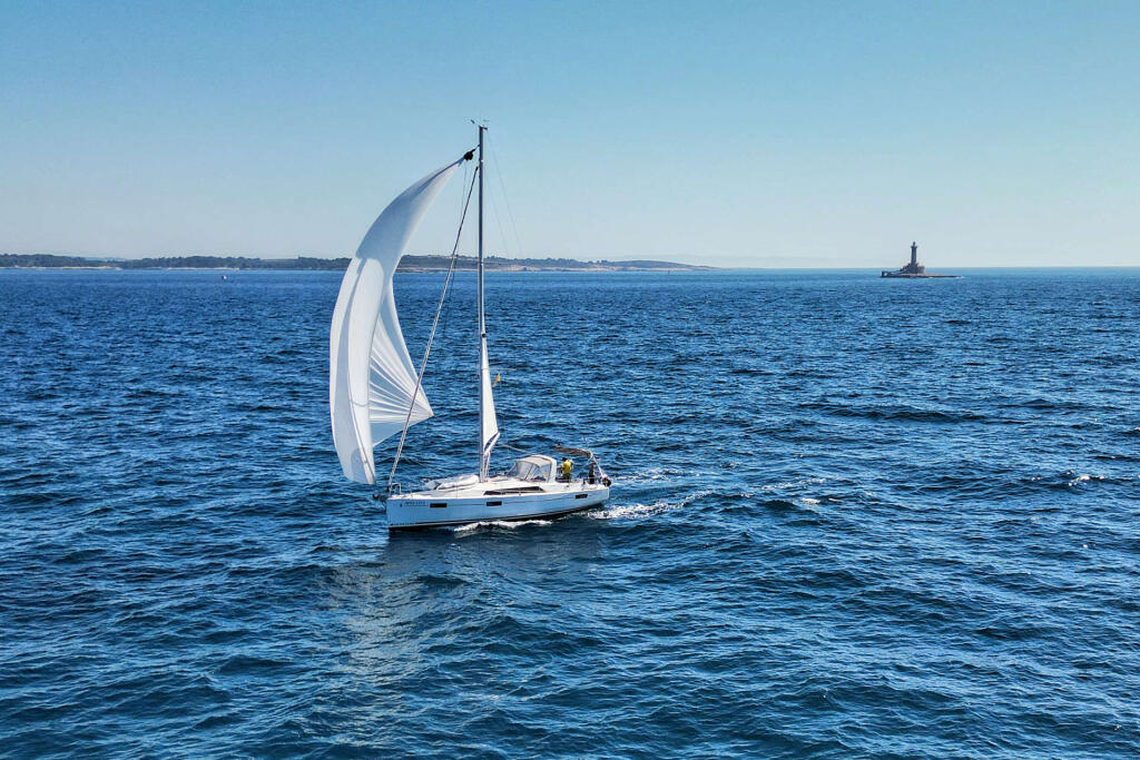 Sailing yacht 