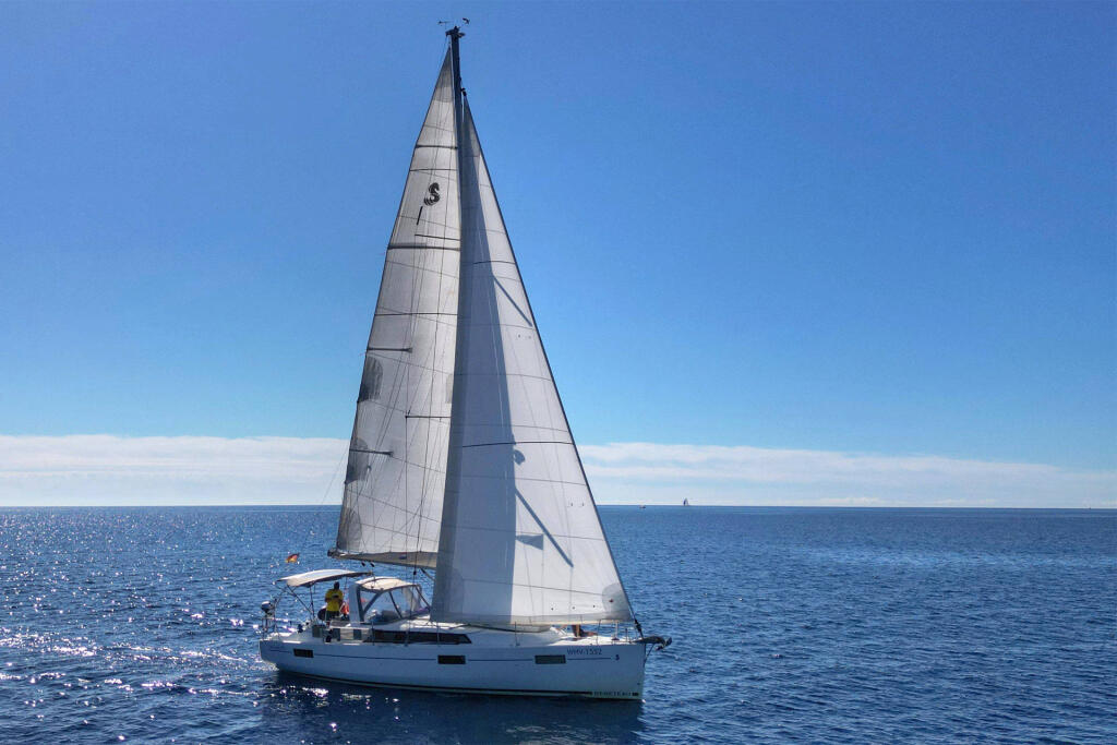 Sailing yacht 
