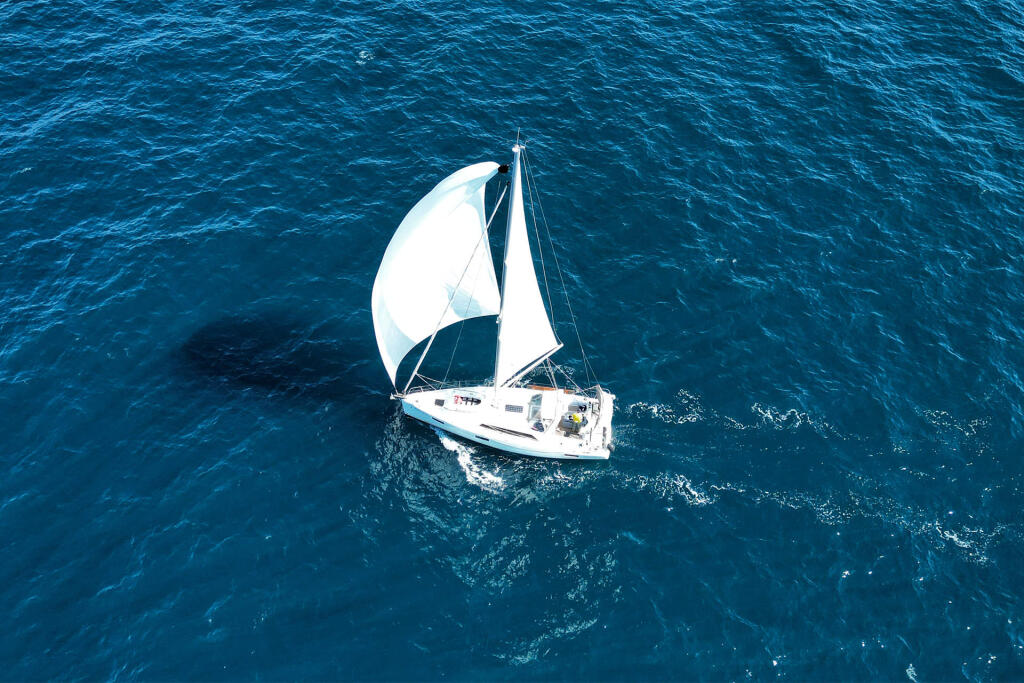 Sailing yacht 