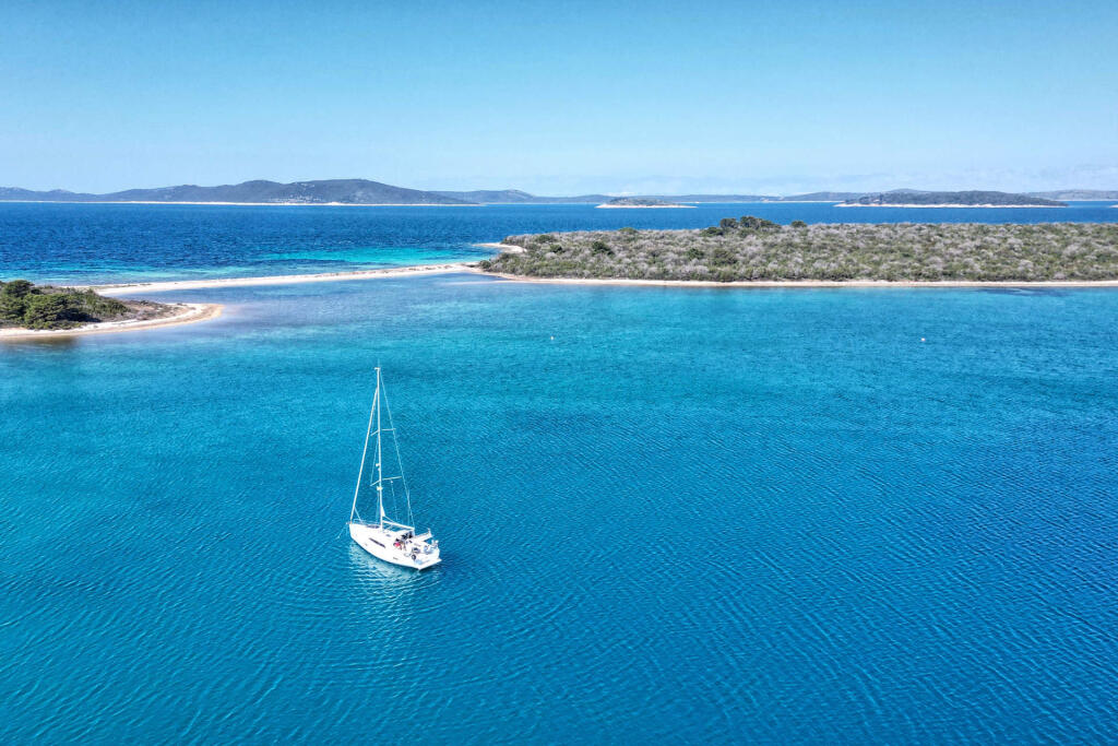 Sailing yacht 