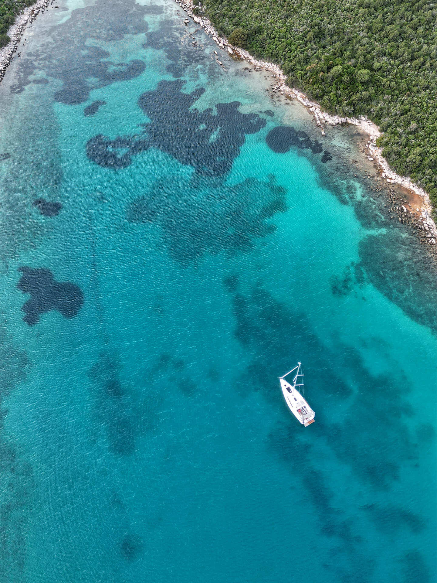 Sailing yacht 