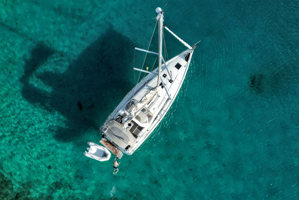 Sailing yacht 
