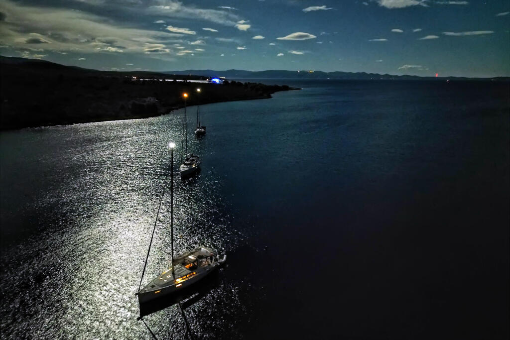 Sailing yacht 