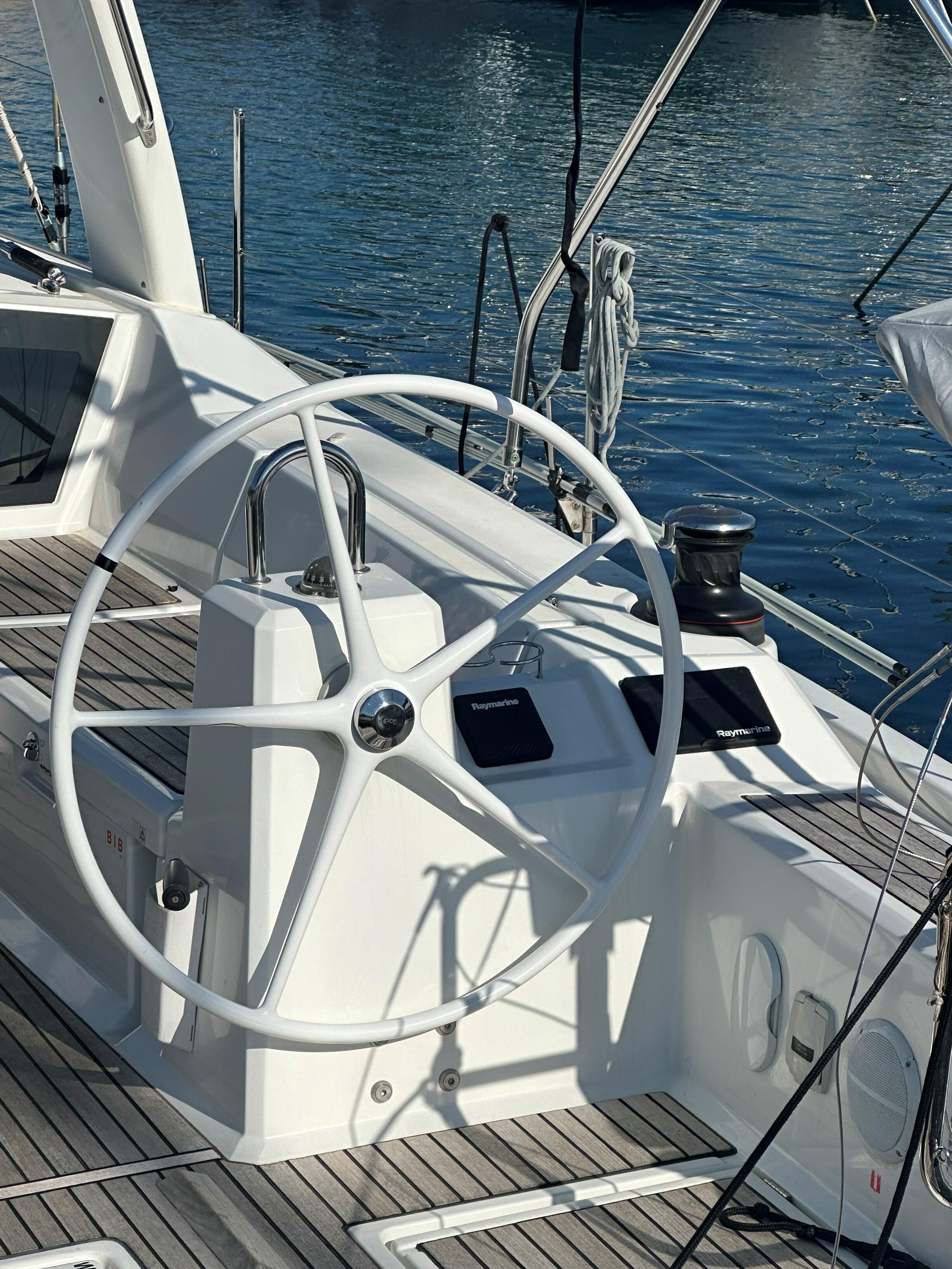 Sailing yacht 