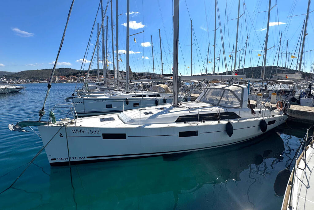 Sailing yacht 